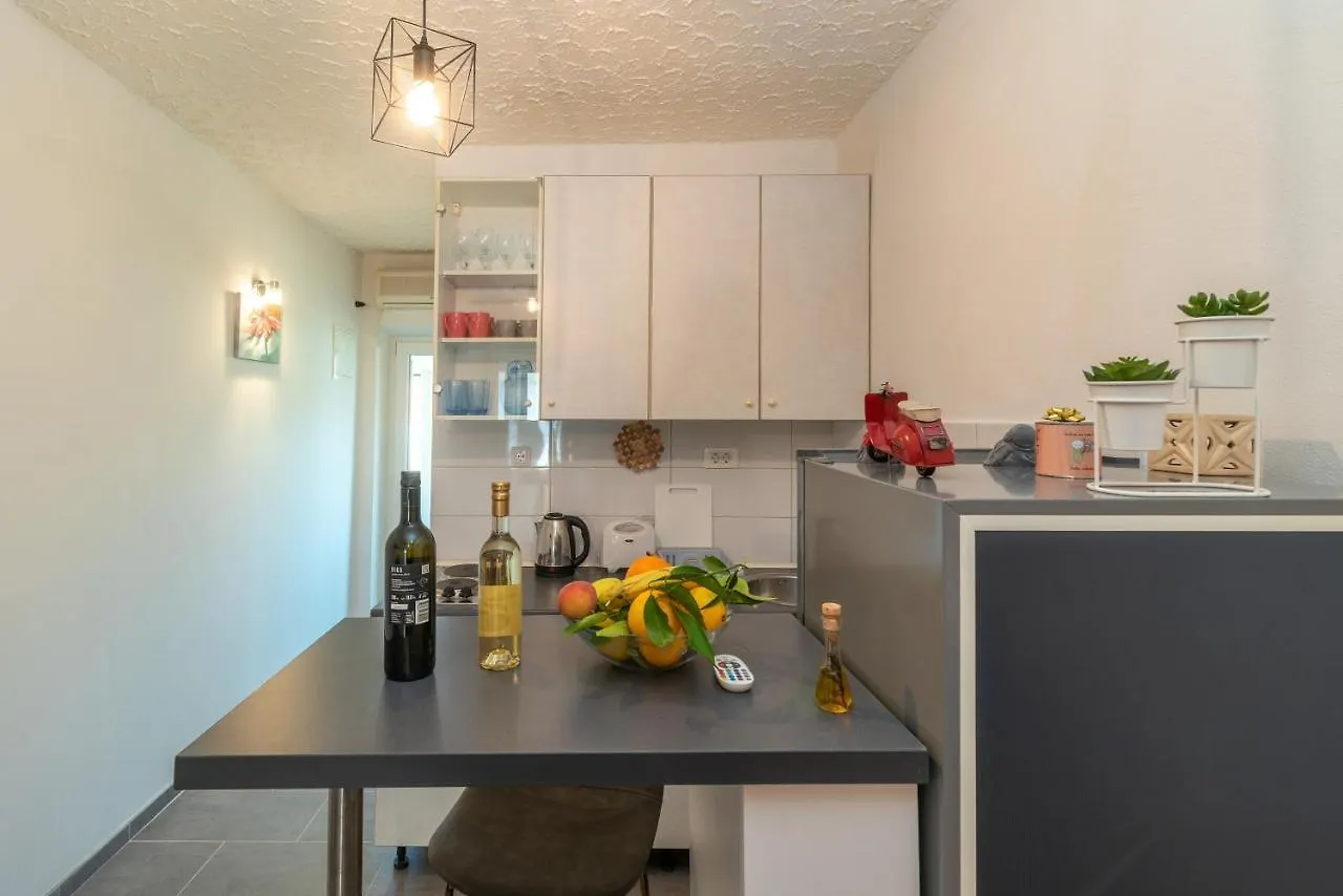 Studio Apartman Duje Trogir 0*,